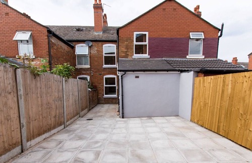Seisdon House | K Suites - Modern 4 bed Flat w/ Garden View