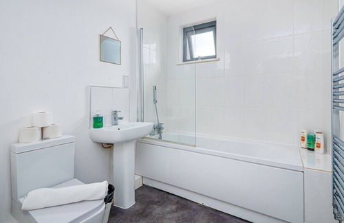 George Green Apartment | K Suites - Modern Central 1 bed w/ free parking