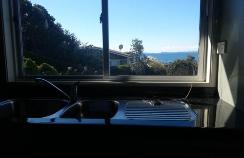 Rings Beach Cottage | K West holiday home with pacific ocean and mercury views