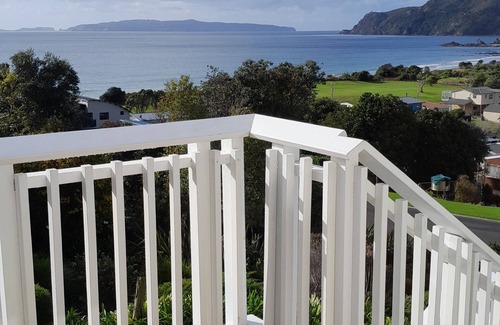 Rings Beach Cottage | K West holiday home with pacific ocean and mercury views