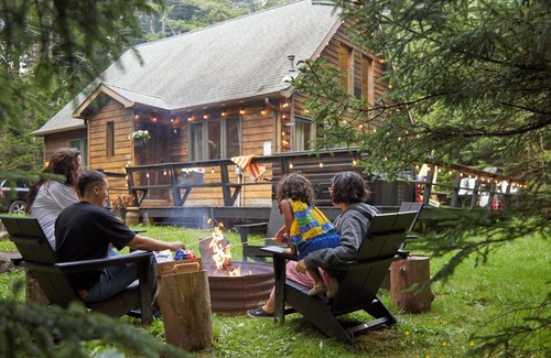 Tannersville Cabin | Kaaterskill Retreat~Hot Tub~Fire Pit~Hiking~BBQ
