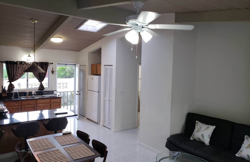 Kahala Cottage | Kahala Valley 2Bed Cottage, Sleeps 6, Quiet backyard w/peekaboo views