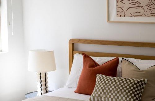 Alexandria Apartment | Kahlo Alexandria - Stylish 2 bdrm Walk to Train