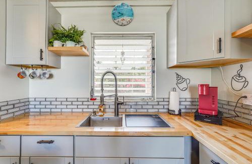 Historic Kailua Village Apartment | Kailua-Kona Condo with Balcony Walk to the Beach!