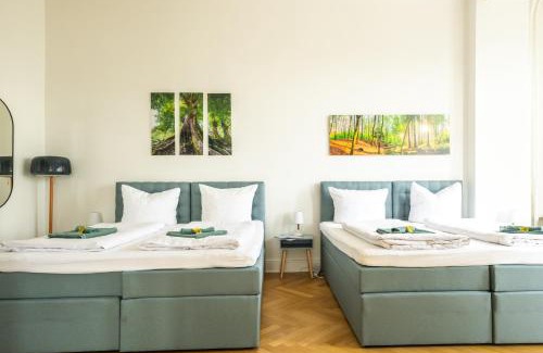 Charlottenburg Apartment | KAISER 02 by ROCKCHAIR Apartments l SUPERHOST Status l 3 Bedrooms Boxspringbeds 2 Bathrooms l Cozy Family & Business Flair 155 sqm 3 Balcony 2nd Floor Elevator up to 10 guests welcomes you!