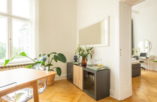 Charlottenburg Apartment | KAISER 02 by ROCKCHAIR Apartments l SUPERHOST Status l 3 Bedrooms Boxspringbeds 2 Bathrooms l Cozy Family & Business Flair 155 sqm 3 Balcony 2nd Floor Elevator up to 10 guests welcomes you!