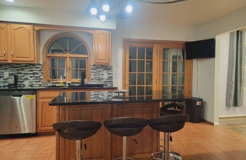 Pocono Summit House | KALAHARI, CAMELBACK-enjoy all seasons with a HOT TUB, pool, fire pit & game room