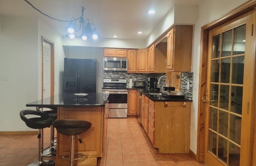 Pocono Summit House | KALAHARI, CAMELBACK-enjoy all seasons with a HOT TUB, pool, fire pit & game room