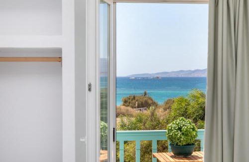 Plaka Apartment | Kalais Beachfront Suites with Sea & Sunset Views, Bus stop Outside, 12min Drive from Town, Free Beach Chairs