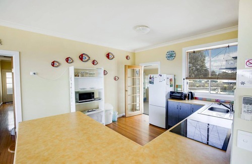 Kalimna House | Kalimna Holiday House: Relax and enjoy the magnificent 180-degree water views