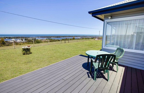 Kalimna House | Kalimna Holiday House: Relax and enjoy the magnificent 180-degree water views
