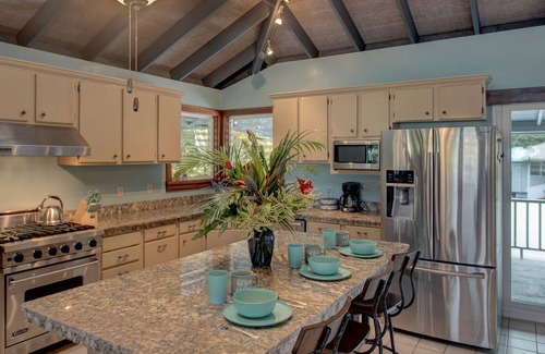 Keaau House | Kaloli Sunrise by the Sea- Sleeps 5 with a Pool
