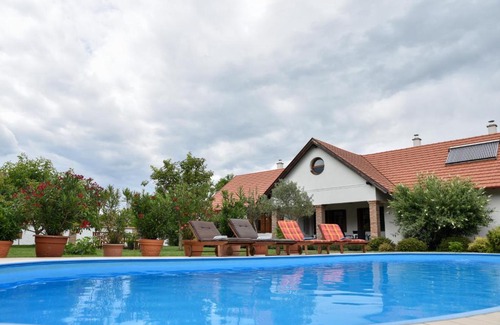 Poroszlo House | Kamillaház