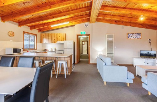 Jindabyne Cabin | Kanangra Cottage - Spacious 3BR + Lakeside Views 5mins from shopping centre