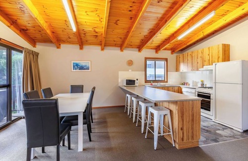 Jindabyne Cabin | Kanangra Cottage - Spacious 3BR + Lakeside Views 5mins from shopping centre