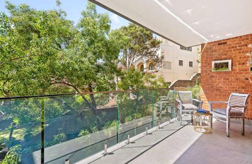 Manly Apartment | 'Kangaroo Corner' Coastal Charm & Midcentury Flair