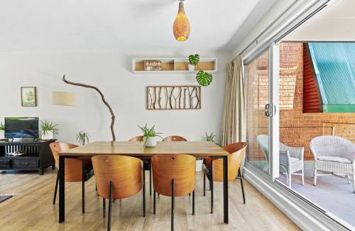Manly Apartment | 'Kangaroo Corner' Coastal Charm & Midcentury Flair