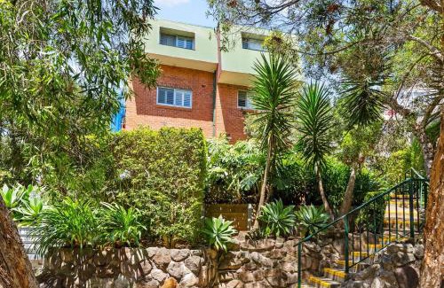 Manly Apartment | 'Kangaroo Corner' Coastal Charm & Midcentury Flair