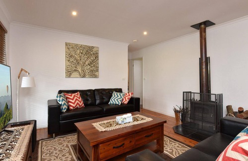 Ellalong Cottage | Kangaroo Cottage - cute Accom in bushland setting