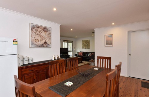 Ellalong Cottage | Kangaroo Cottage - cute Accom in bushland setting