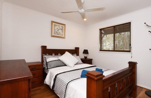 Ellalong Cottage | Kangaroo Cottage - cute Accom in bushland setting