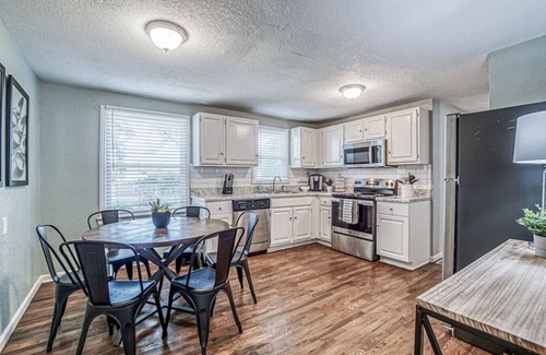 Raytown House | Kansas City Rim: 3bd/1ba house