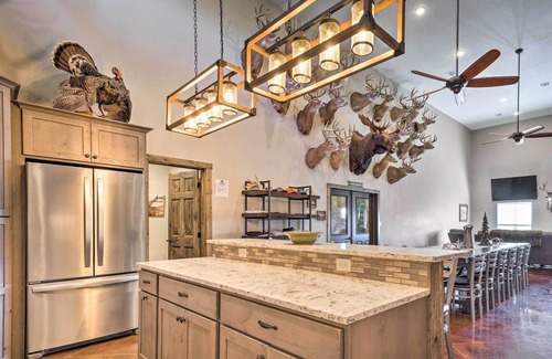 Great Bend Cabin | Kansas Hunting Lodge: Pets & Large Groups Welcome!
