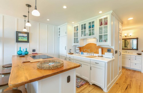 Wailua Condo | Kapaa Shore Resort C327, Beautiful Unit! Oceanfront, Moon and Sunrise Views