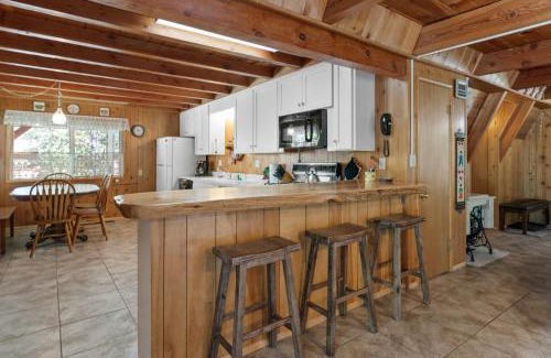 Summit Estates House | Kapers - Located in a beautiful quiet area of Big Bear Lake, walking distance to Snow Summit!