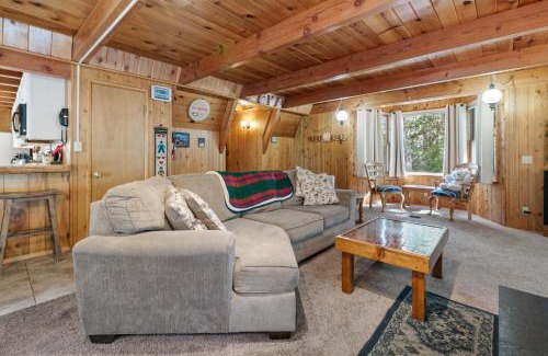 Summit Estates House | Kapers - Located in a beautiful quiet area of Big Bear Lake, walking distance to Snow Summit!