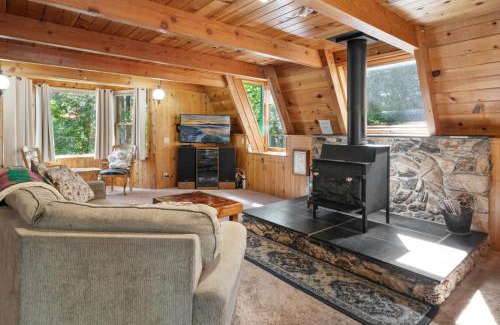 Summit Estates House | Kapers - Located in a beautiful quiet area of Big Bear Lake, walking distance to Snow Summit!