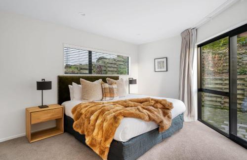 Queenstown House | Karearea- AC- Free Parking- BBQ- Hot Tub