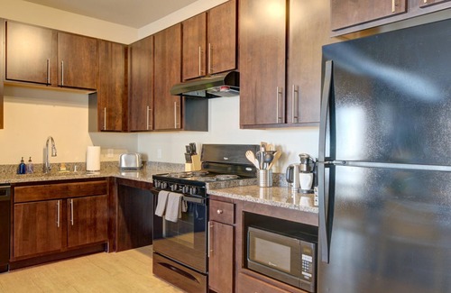Westown Apartment | Kasa Family Friendly Westown 2BD Amenity Access Milwaukee