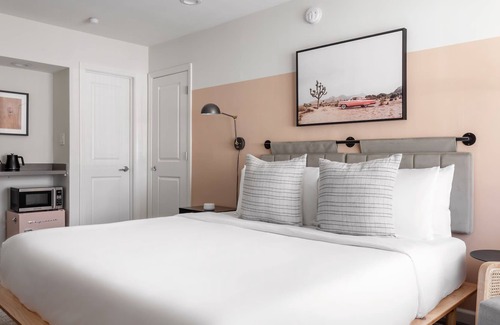 Ventura House | Kasa Palo Alto | Spacious Suite with 1 King and 1 Full Bed