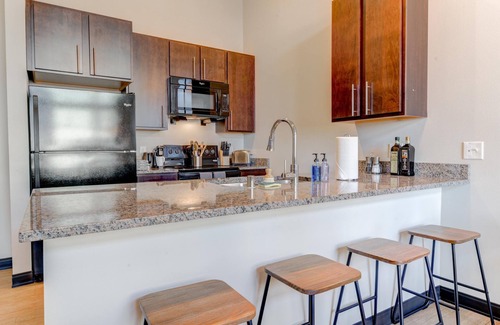 Westown Apartment | Kasa Pet Friendly Nearby Local Eateries Milwaukee