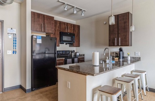 Westown Apartment | Kasa Pet Friendly Nearby Local Eateries Milwaukee
