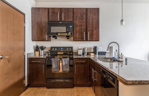 Westown Apartment | Kasa Pet Friendly Nearby Local Eateries Milwaukee