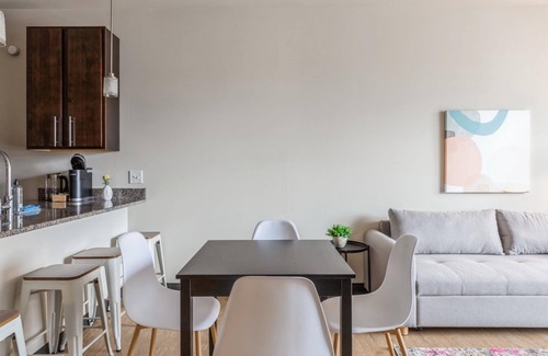 Westown Apartment | Kasa Pet Friendly Nearby Local Eateries Milwaukee