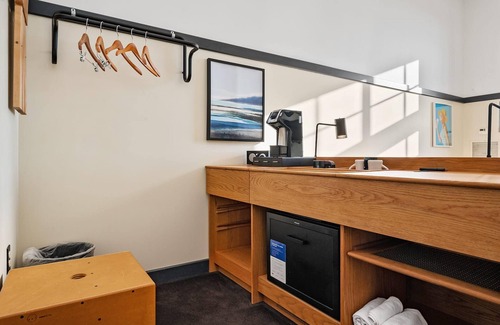 East Liberty Apartment | Kasa Stroll Down Penn Avenue Boutique Studio The Maverick