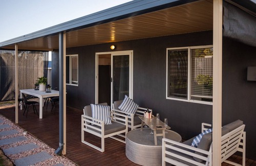 Melville Cottage | Kastel Elle - a quiet, cozy, and contemporary 2-bedroom cottage