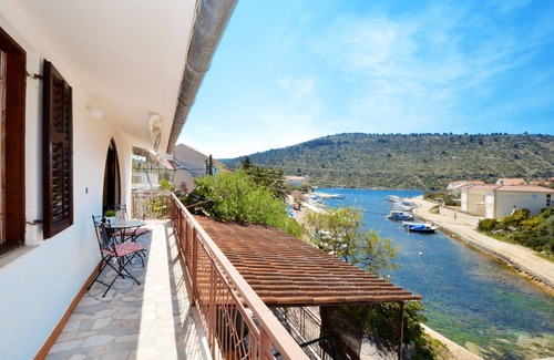 Podglavica Apartment | KATE & ANTE with 3 bedrooms, beachfront