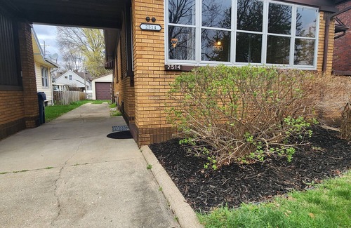 Terre Haute House | Katherine's Cozy Bungalow! No Check-out List! THREE bedroom with QUEEN beds!