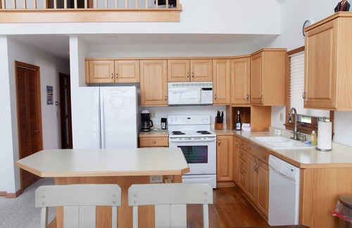 Geneva House | Katie’s Cottage Lakefront Stay w/Hot Tub & Kayaks
