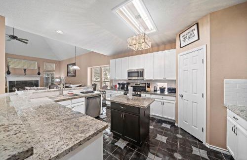 Barker House | Katy Getaway Game Room Bbq Yard Sleeps 16