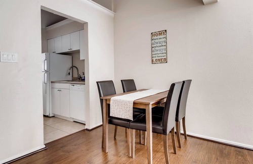 Oak Lawn Apartment | Katy Trail Cosy and Elegant