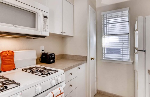 Oak Lawn Apartment | Katy Trail Cosy and Elegant