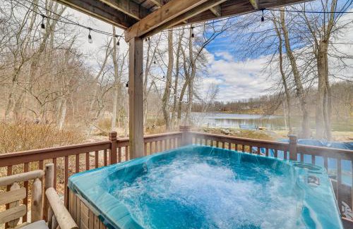 East Stroudsburg House | Kayaks and Lake Access Poconos Gem with Hot Tub