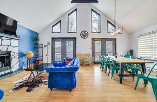 East Stroudsburg House | Kayaks and Lake Access Poconos Gem with Hot Tub