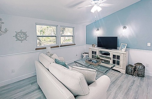 Odessa House | Kayaks, walking to the lake, private gated community.
