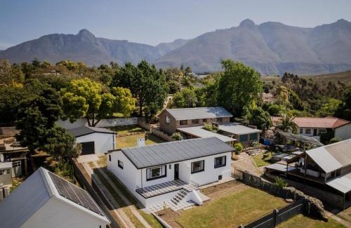 Swellendam Apartment | Kaylie's Place, Elegant Holiday Home with Garden